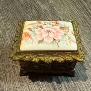 Vintage sankyo music/jewelry box footed hinged lid “you’ve got a friend” gold